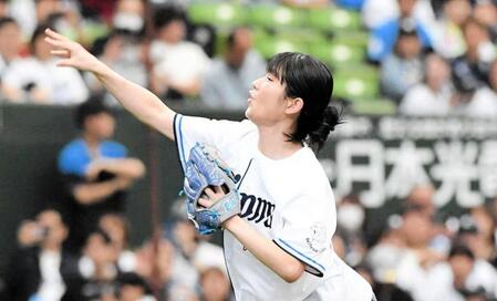 始球式を行った蒔田彩珠＝５月９日
