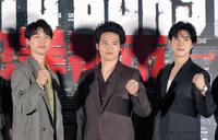 　共演する（左から）福士蒼汰、水上恒司、ユンホ