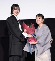 　映画「祝山」完成披露舞台あいさつで原作者の加門七海氏（右）から花束を受け取る橋本愛（撮影・伊藤笙子）