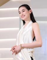 笑顔を見せる八木莉可子　