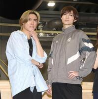 　ミュージカル「ジョセフ・アンド・アメージング・テクニカラー・ドリームコート」囲み取材に登場した薮宏太（右）と橋本良亮