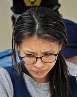 送検のため栃木県警宇都宮東署を出る竹前美結容疑者＝19日