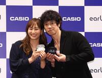 仲むつまじい庄司智春（右）と藤本美貴夫妻（撮影・佐々木彰尚）