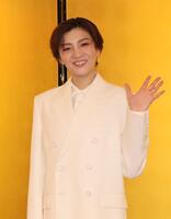 退団会見で思いを語った月組トップスター鳳月杏