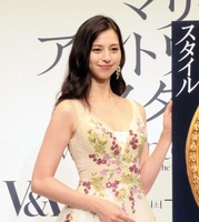 お姫様のようなドレス姿で登場した中条あやみ＝東京・有楽町