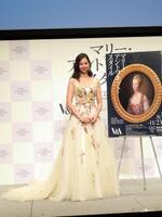 お姫様のようなドレス姿で登場した中条あやみ＝東京・有楽町