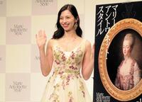 お姫様のようなドレス姿で登場した中条あやみ＝東京・有楽町