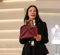 鞄を見せる中谷美紀＝大阪市中央区のハウスオブディオール心斎橋（撮影・中田匡峻）