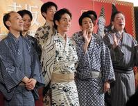 初日前に会見した（後列左から）中村鶴松、坂東新悟、中村国生（前列左から）片岡亀蔵、中村七之助、中村勘九郎、坂東彌十郎＝２０１５年９月