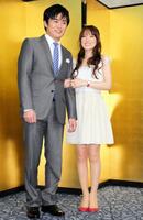 結婚会見を行った劇団ひとりと大沢あかね＝２００９年２月