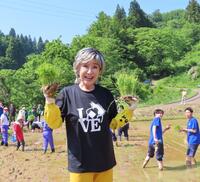 新潟・山古志地区で田植えを行った小林幸子