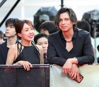 映画「スター・ウォーズ／マンダロリアン・アンド・グローグー」ジャパンプレミアに参加した川崎希（左）、アレクサンダー夫妻（撮影・伊藤笙子）