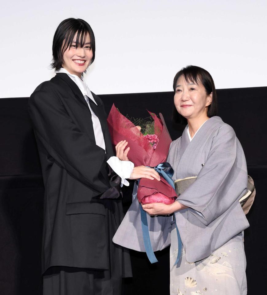 　映画「祝山」完成披露舞台あいさつで原作者の加門七海氏（右）から花束を受け取る橋本愛（撮影・伊藤笙子）