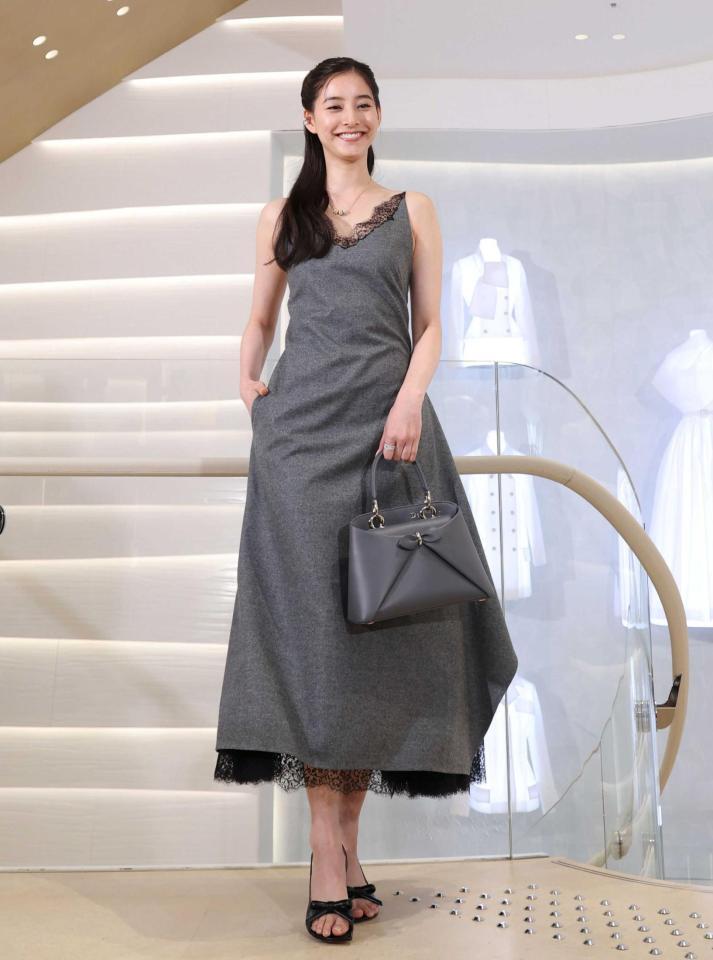 ポーズを決める新木優子