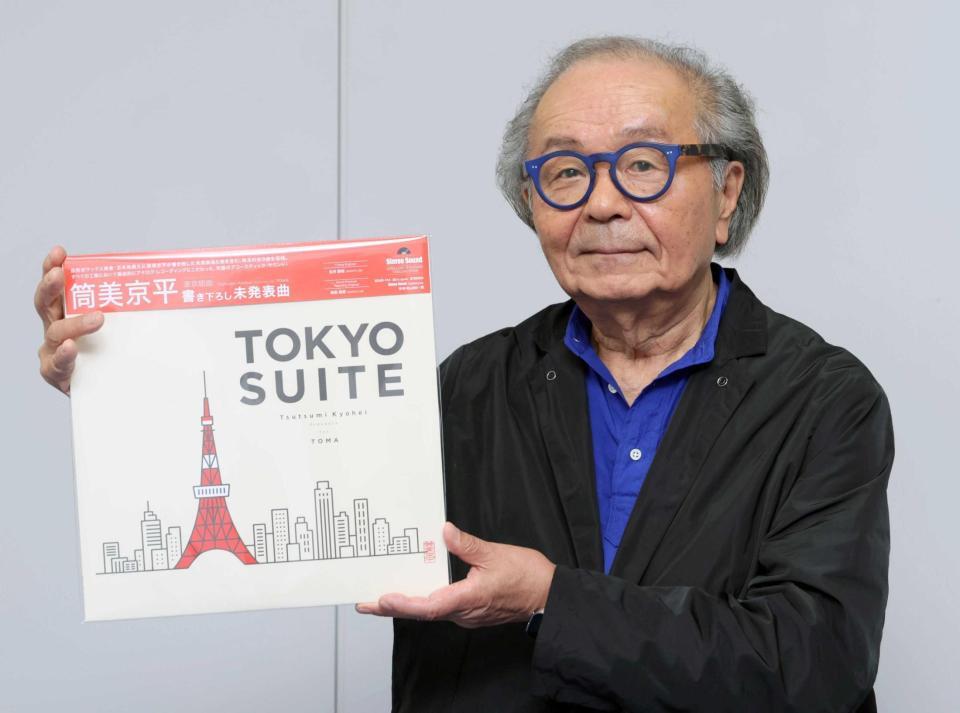 自身が手がけた「ＴＯＫＹＯ　ＳＵＩＴＥ」のレコードジャケットを手にする川原伸司プロデューサー（撮影・棚橋慶太）　