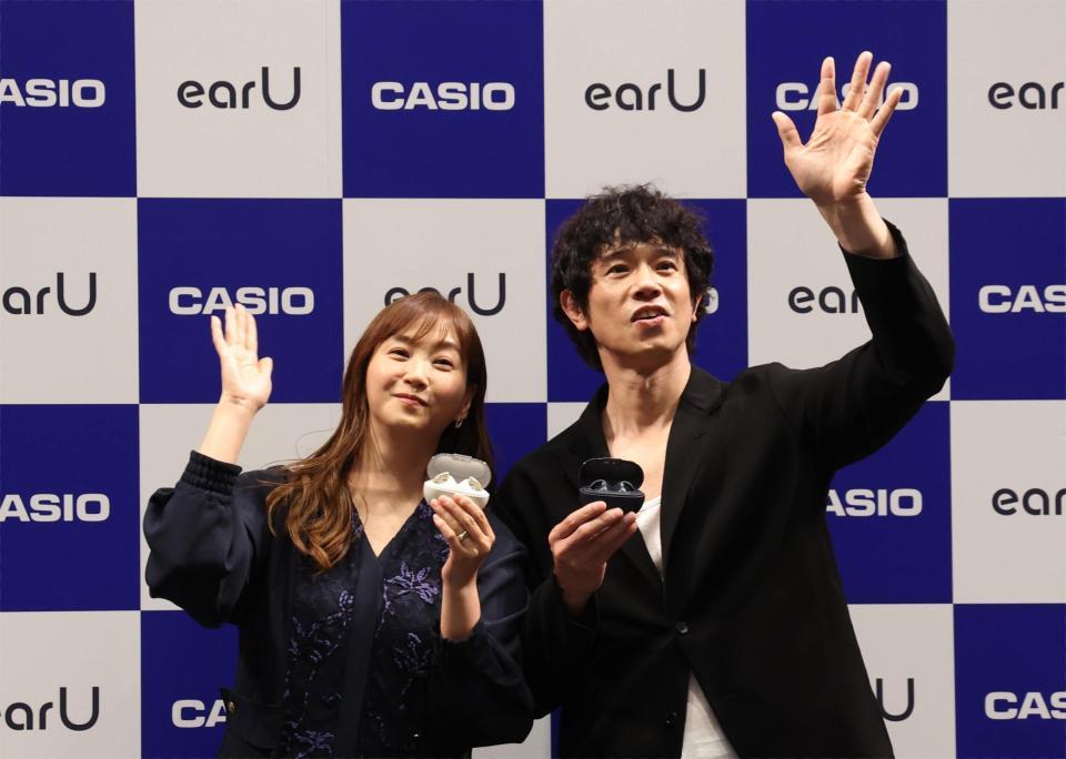 手を振る庄司智春（右）と藤本美貴夫妻（撮影・佐々木彰尚）