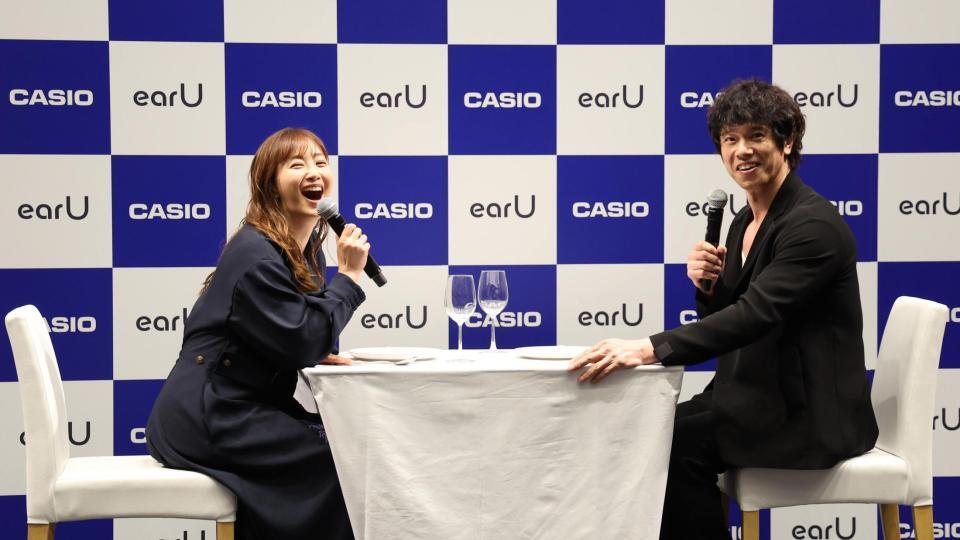 イベントに登場した庄司智春（右）と藤本美貴夫妻（撮影・佐々木彰尚）
