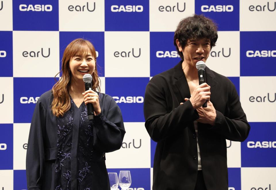 イベントに登場した庄司智春（右）と藤本美貴夫妻（撮影・佐々木彰尚）