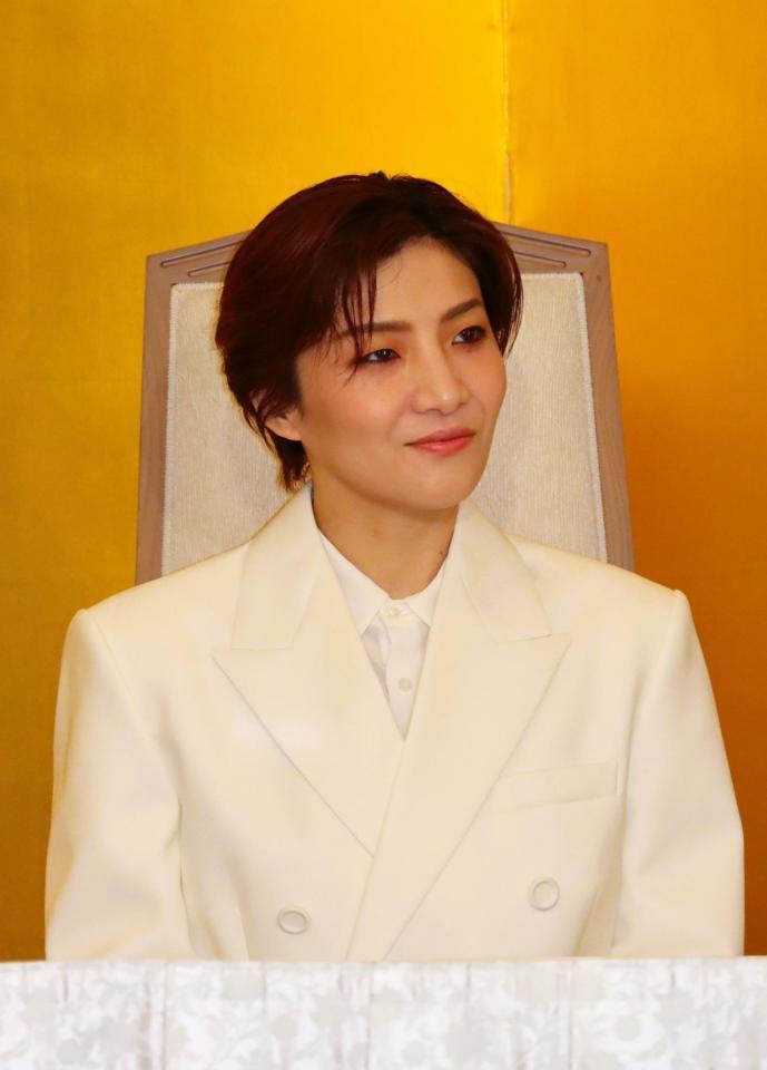 退団会見で思いを語った月組トップスター鳳月杏