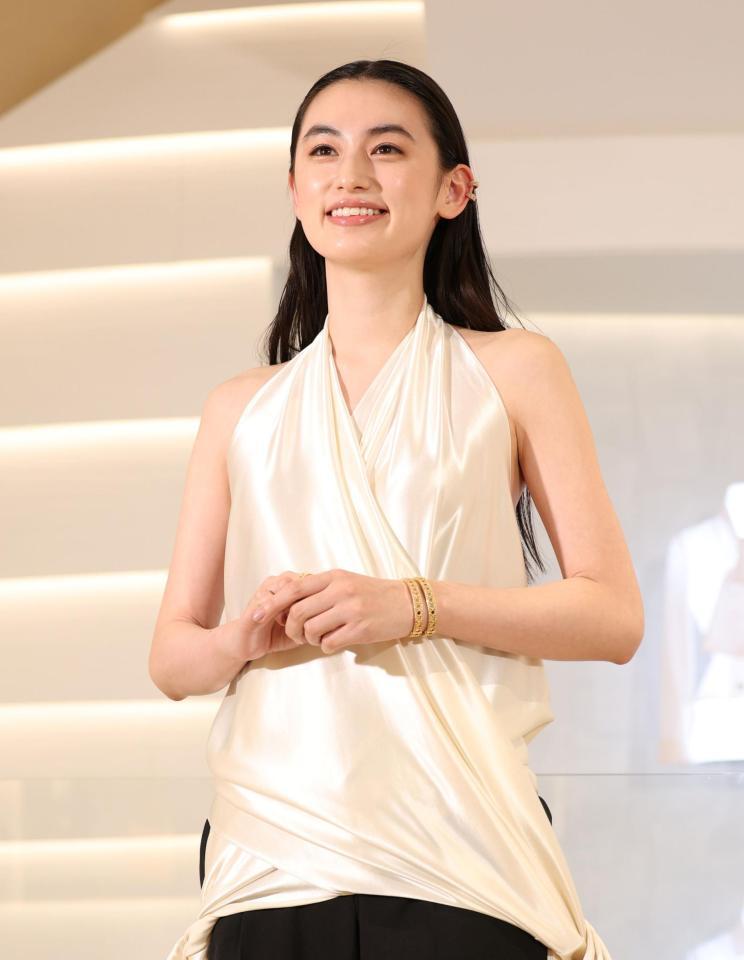 笑顔を見せる八木莉可子＝大阪市中央区のハウスオブディオール心斎橋（撮影・中田匡峻）