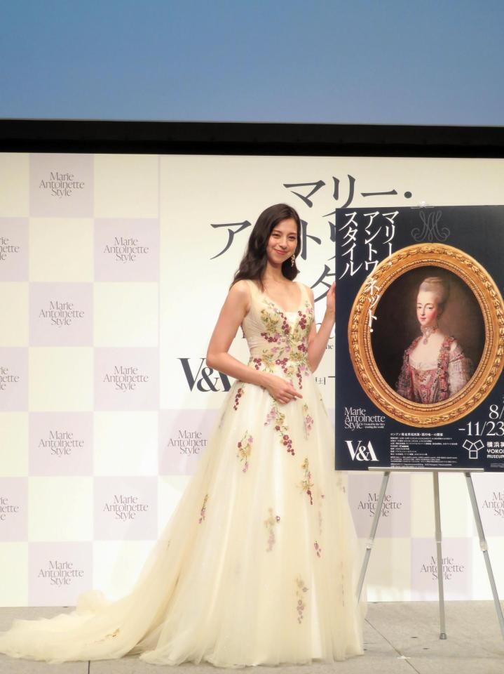 お姫様のようなドレス姿で登場した中条あやみ