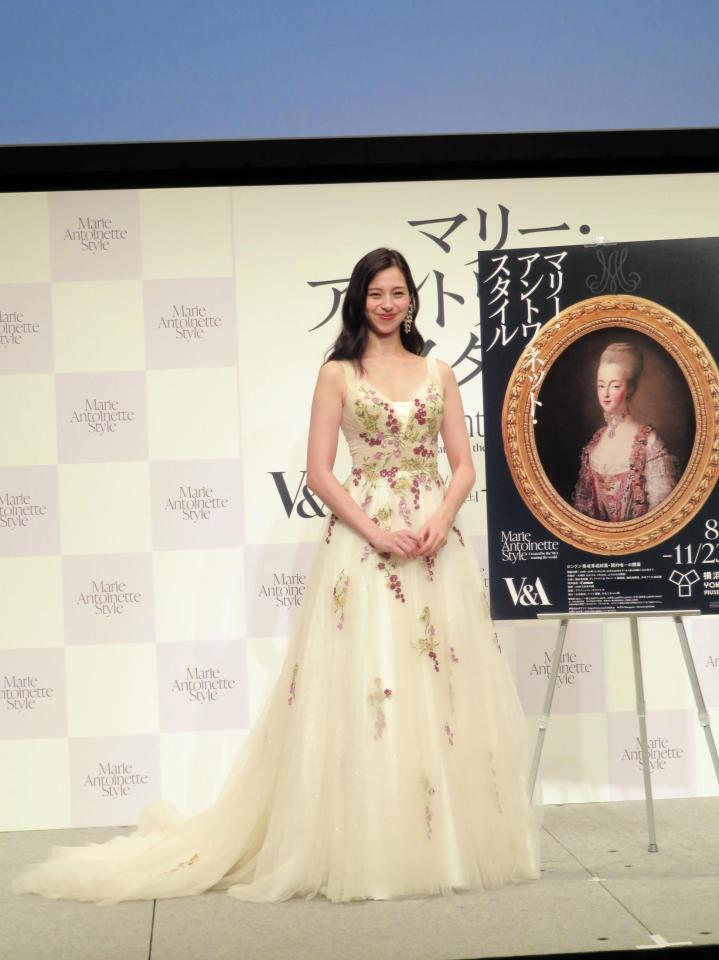 お姫様のようなドレス姿で登場した中条あやみ＝東京・有楽町