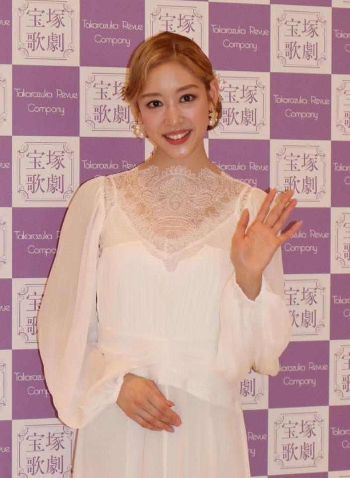 退団会見を行った宝塚歌劇団月組トップ娘役・天紫珠李