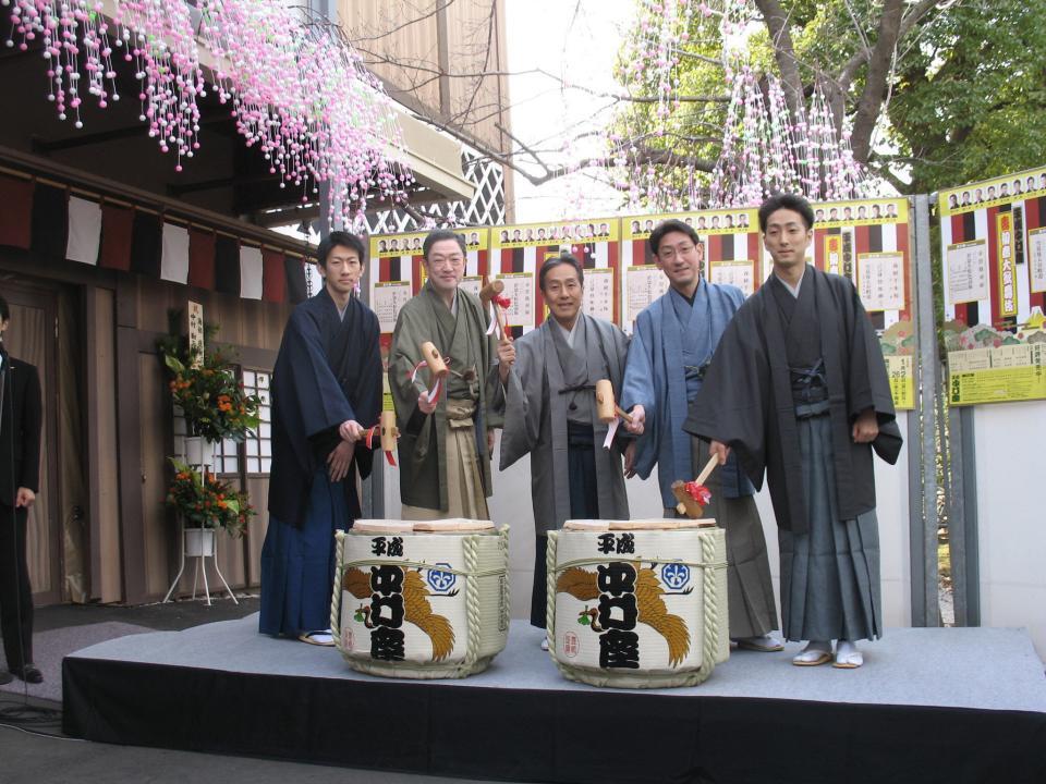 晴れやかに正月を迎えた（左から）坂東新悟、坂東彌十郎、中村勘三郎、中村七之助＝２０１２年１月