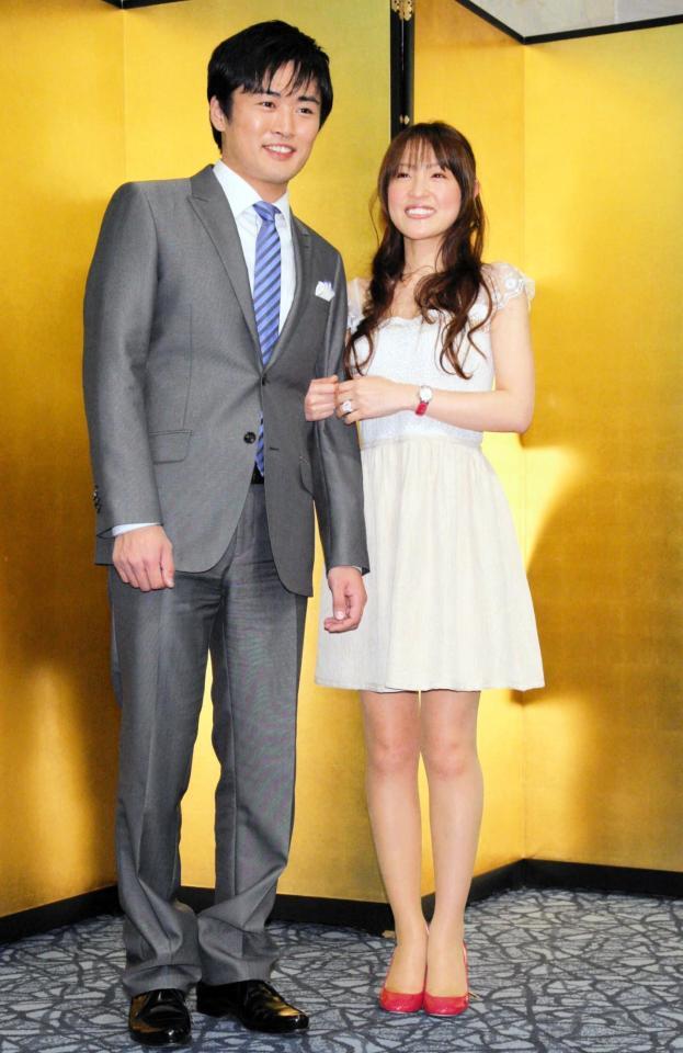 結婚会見を行った劇団ひとりと大沢あかね＝２００９年２月