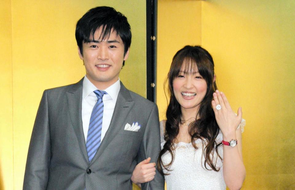 結婚会見を行った劇団ひとりと大沢あかね＝２００９年２月