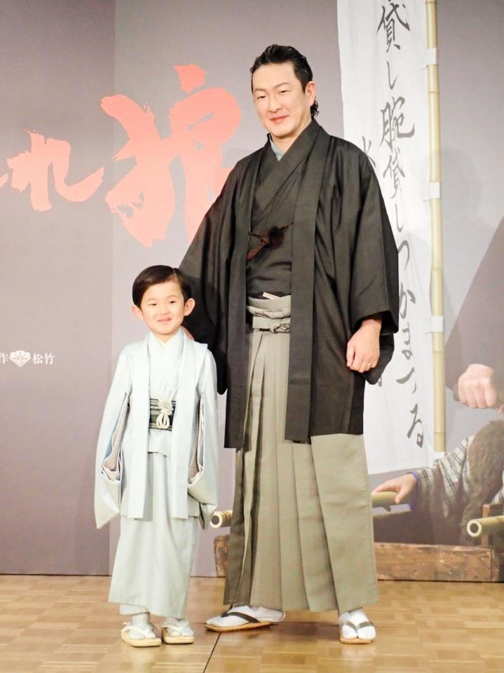 取材会に出席した中村獅童（右）・夏幹親子