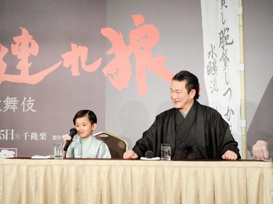 中村夏幹（左）の答えに笑顔の中村獅童