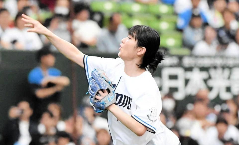 始球式を行った蒔田彩珠＝５月９日