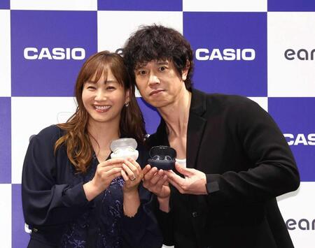 仲むつまじい庄司智春（右）と藤本美貴夫妻