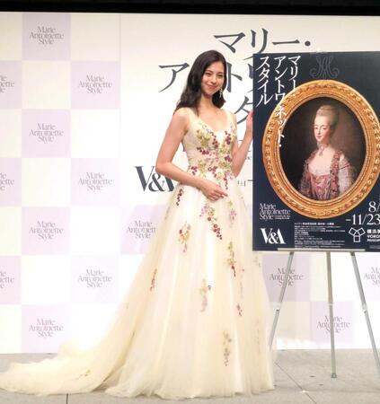 お姫様のようなドレス姿で登場した中条あやみ