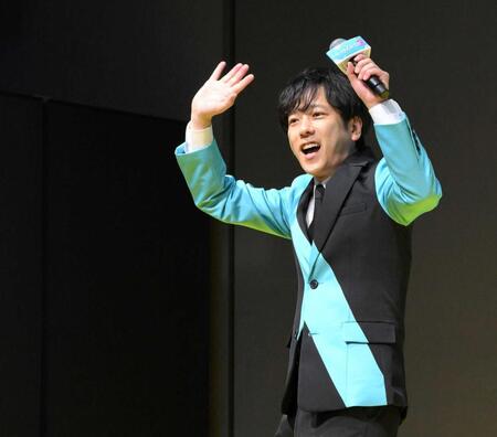 ファンに向かって手を振る二宮和也（撮影・伊藤笙子）