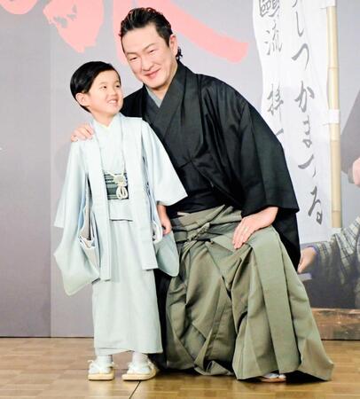 　次男の中村夏幹（左）と会見に出席した中村獅童