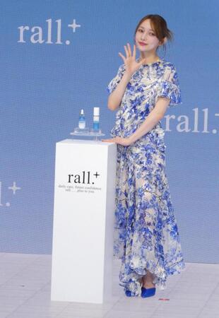 撮影に応じる後藤真希