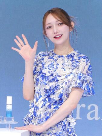 撮影に応じる後藤真希