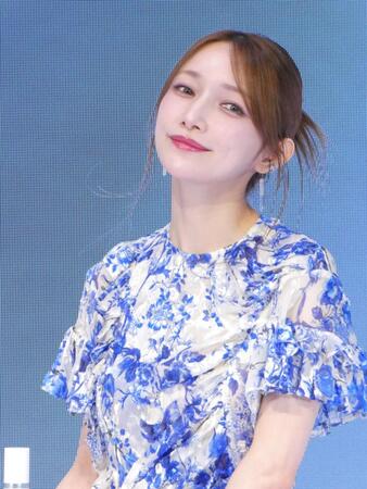 撮影に応じる後藤真希