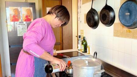 朝食の支度をする赤井英和の妻・佳子さん