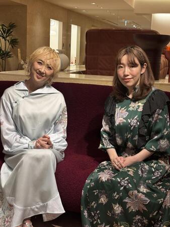 トークする紫吹淳（左）とテキスタイルデザイナーの西山景子さん