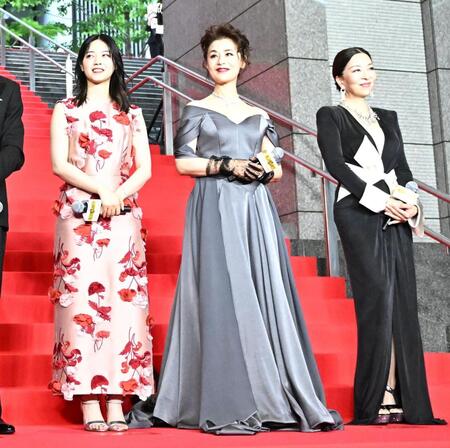 華やかなドレス姿で登場した（左から）西野七瀬、大地真央、真矢ミキ（撮影・開出牧）