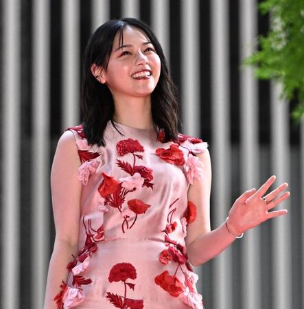 イベントに登場し笑顔をふりまく西野七瀬（撮影・開出牧）