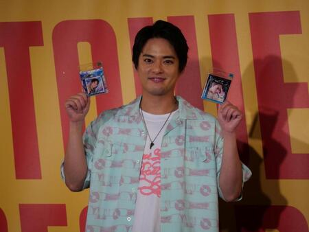 ＣＤの４分の１サイズのミニジュエルキーホルダーを手に笑顔を浮かべる中山優馬
