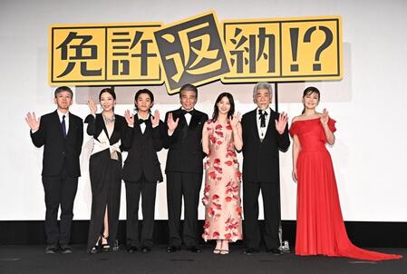 舞台あいさつを行った（左から）河合勇人監督、真矢ミキ、黒川想矢、舘ひろし、西野七瀬、宇崎竜童、南野陽子（撮影・開出牧）