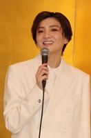 退団会見で笑顔を見せる月組トップスター鳳月杏