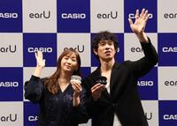 手を振る庄司智春（右）と藤本美貴夫妻