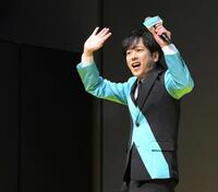 ファンに向かって手を振る二宮和也（撮影・伊藤笙子）