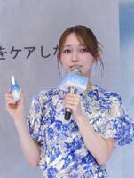 スキンケアブランド「Ｒａｌｌ．＋ラルプラス」の商品を紹介する後藤真希